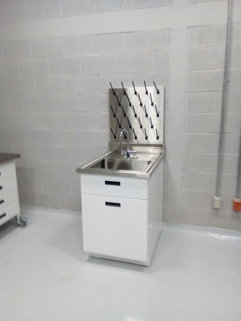 Mesa con tarja integrada para laboratorio